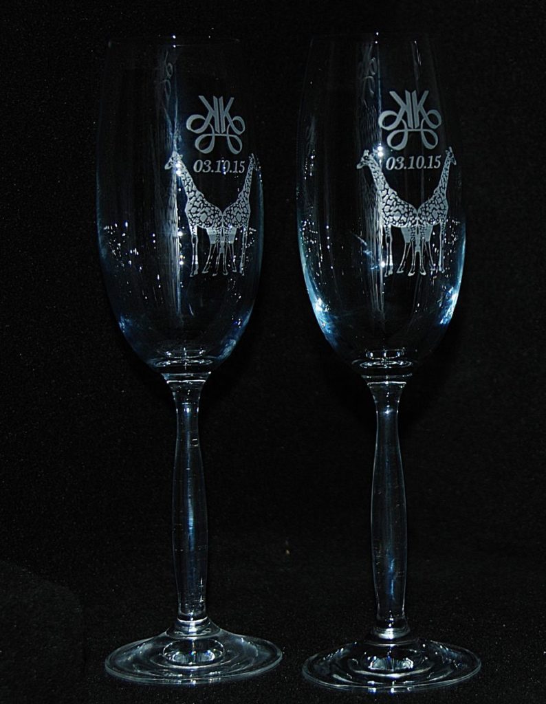 Graverte hvitvinsglass med initialer bilde og bryllupsdato.