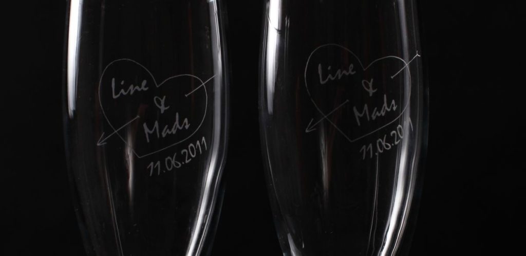 Graverte glass med navn bryllupsdato og enkel illustrasjon