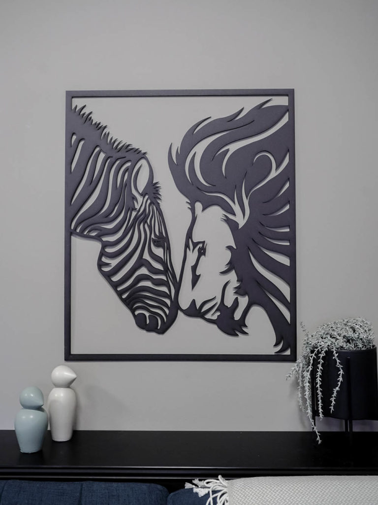 Utskåret bilde av zebra og løve