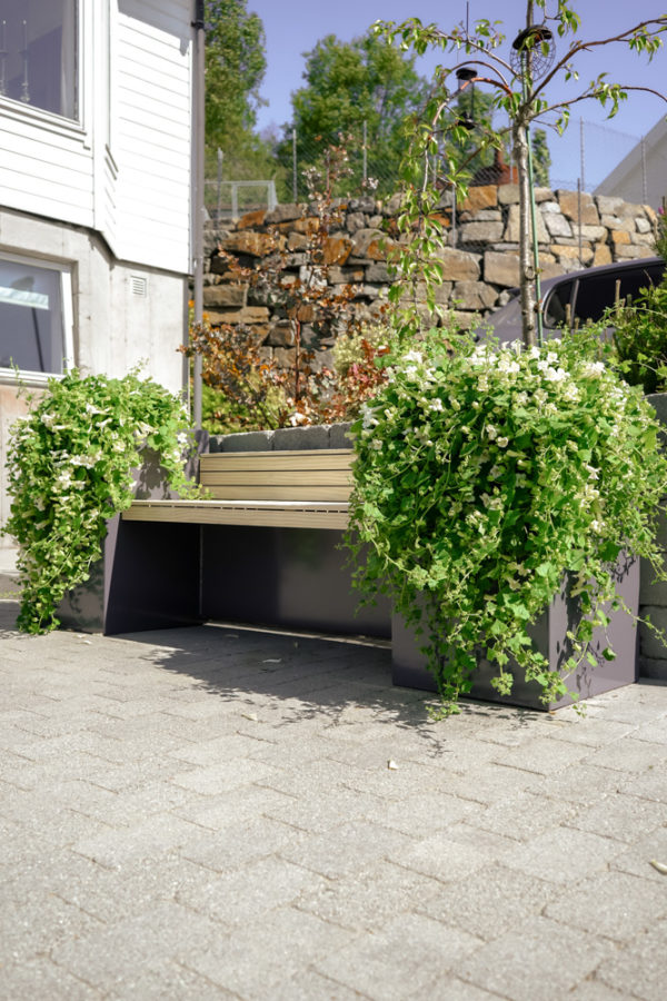 Benk med plantekasser - Bilde 2