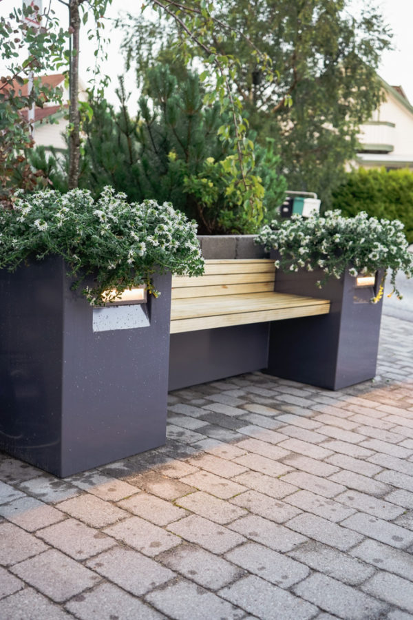 Benk med plantekasser