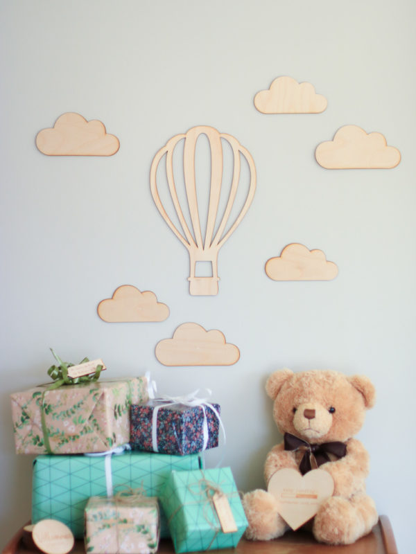Luftballong med skyer i bjørkefiner, veggdekor