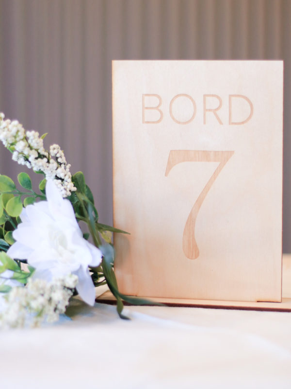 Bordnummer til å sette på bord til bryllup og konfirmasjon